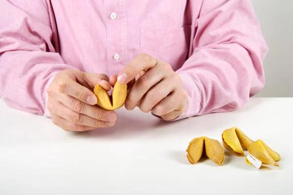 Uomo con biscotti della fortuna — Foto Stock