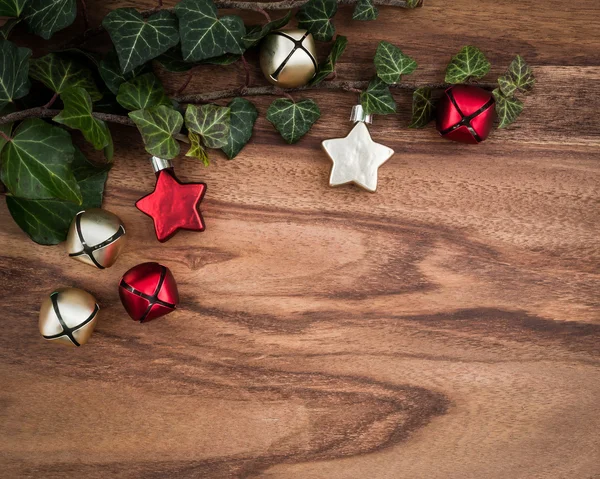 아이비 나뭇가지와 크리스마스 장식 — 스톡 사진