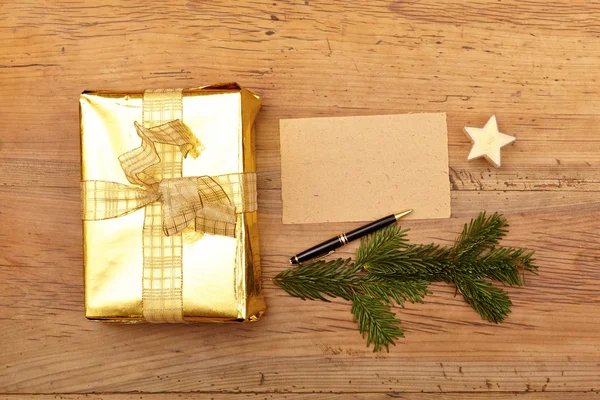 Golden karácsony jelen és üres kártya — Stock Fotó
