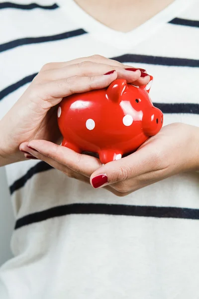 Vrouw bedrijf piggy bank — Stockfoto