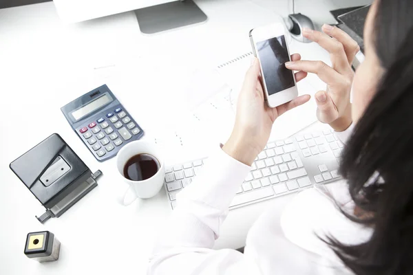 Zakelijke vrouw aan het bureau — Stockfoto