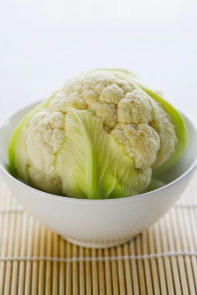 Uncooked Cauliflower in bowl — Stock Photo, Image