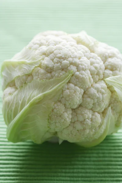 Uncooked fresh cauliflower — Stock Photo, Image