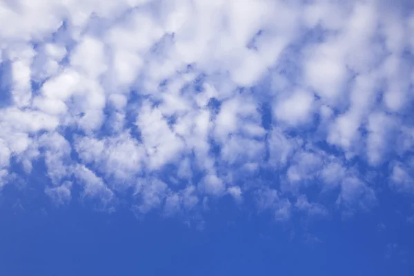 Nuages sur ciel bleu — Photo