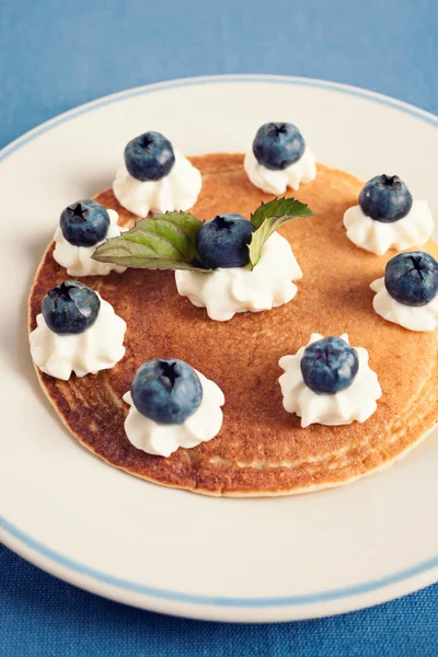 Fresh pancake with blueberries — Stock Photo, Image