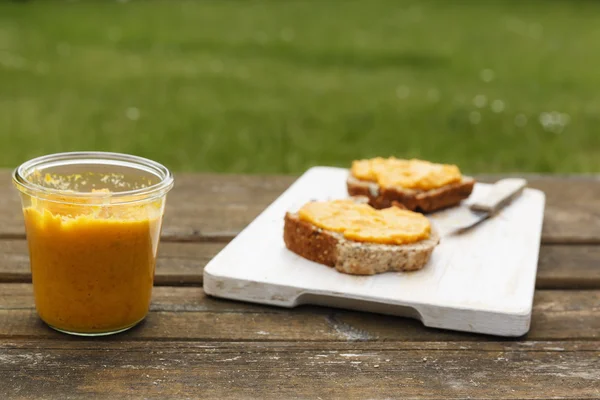 Pane integrale e carote spalmate — Foto Stock