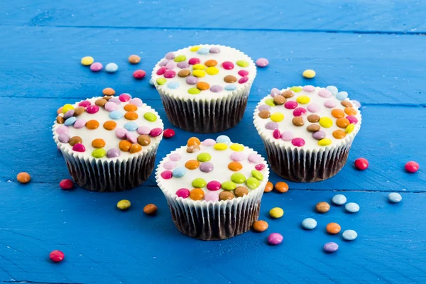 Bolinhos de chocolate com gotas de chocolate — Fotografia de Stock