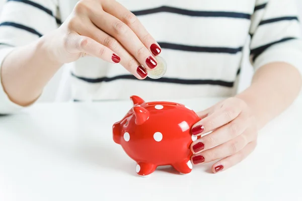 Piggy Bank vermelho e martelo — Fotografia de Stock