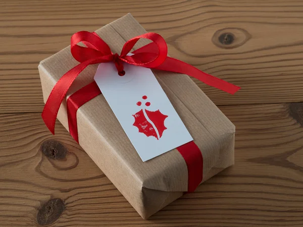 Kerstcadeau met Cadeau tag — Stockfoto