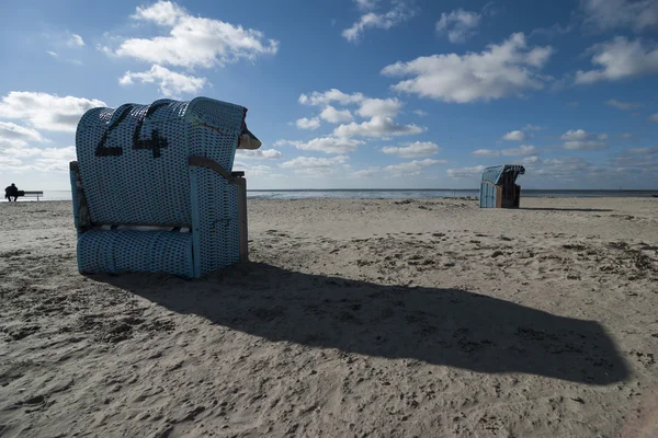 З капюшоном пляжні стільці на пляжі — стокове фото