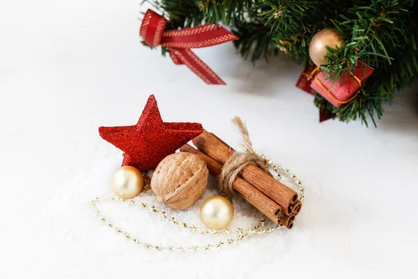 Arrangement de Noël avec bâtonnets de cannelle — Photo