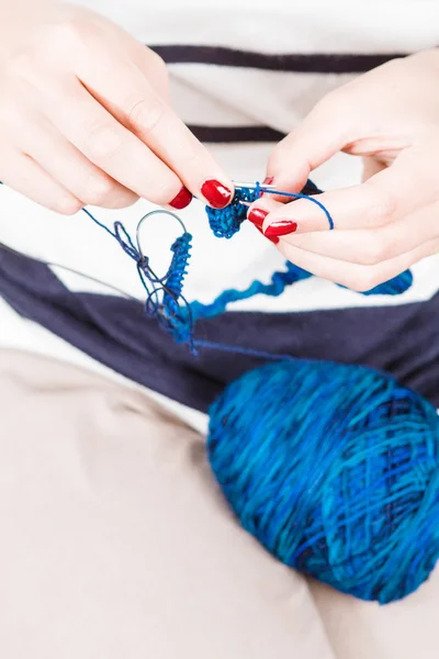Frau strickt blauen Schal — Stockfoto
