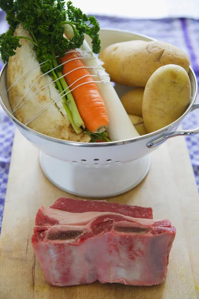 Ingredientes para cocinar el caldo de carne — Foto de Stock