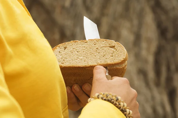 Kvinnan skivning bröd — Stockfoto