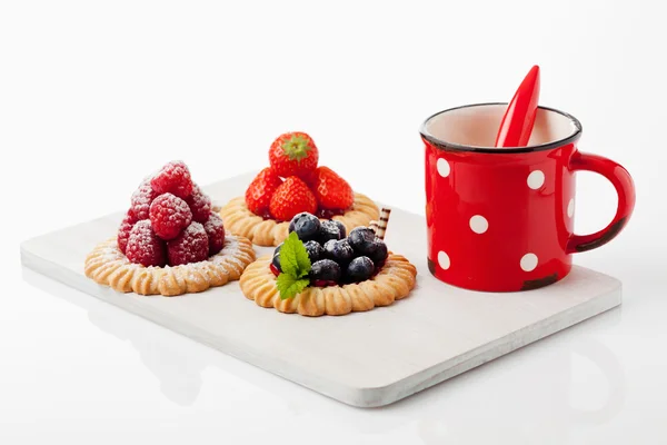 Тарталетки з ягодами та чашкою кави — стокове фото