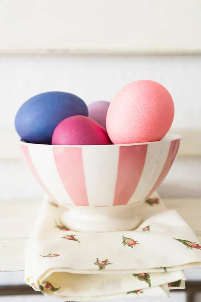 一碗上的复活节彩蛋 — 图库照片