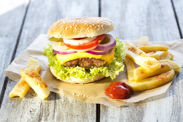 Hamburguesa de queso fresca casera — Foto de Stock