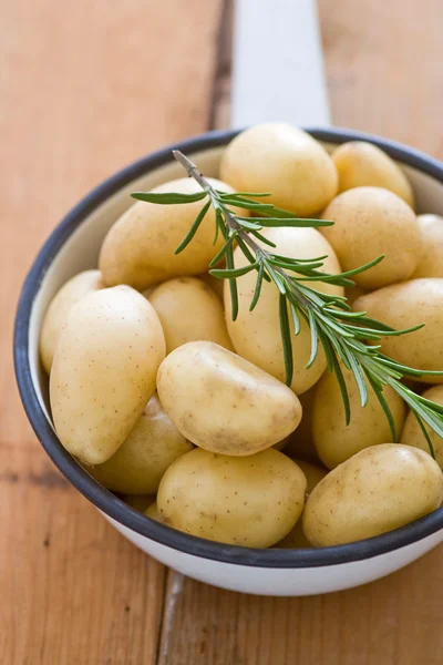 Kartoffeln mit Rosmarinzweig — Stockfoto