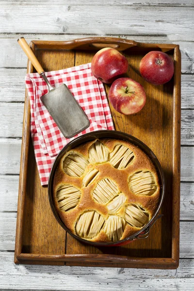 Maçãs frescas e torta de maçã — Fotografia de Stock