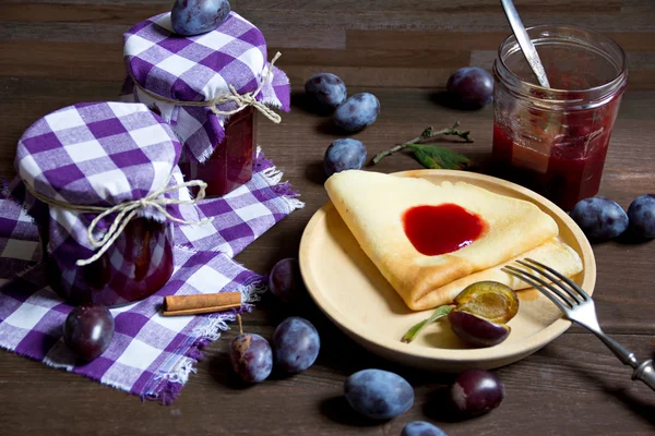 Marmellata di prugne in occhiali — Foto Stock