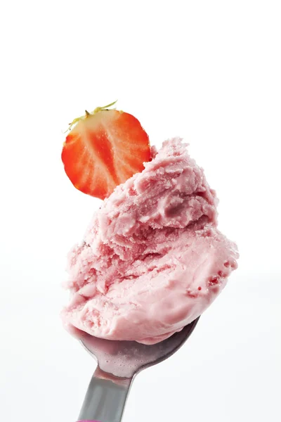 Portionnement de crème glacée aux fraises avec cuillère — Photo