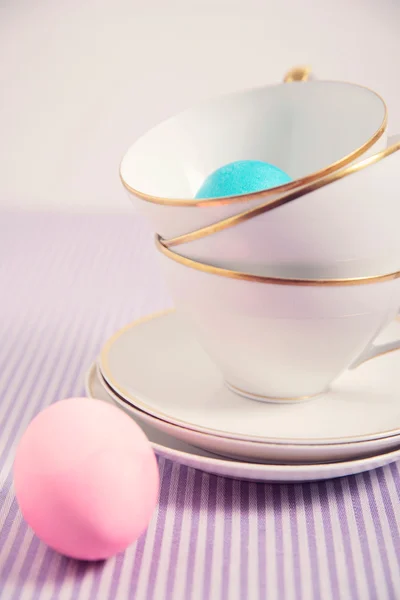 Dois ovos de Páscoa e xícaras de chá — Fotografia de Stock
