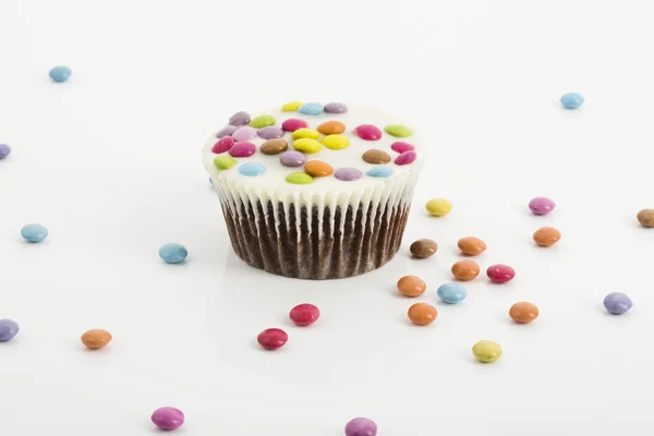 Cupcake au chocolat avec des gouttes de chocolat — Photo