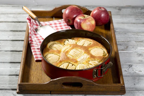 Maçãs frescas e torta de maçã — Fotografia de Stock