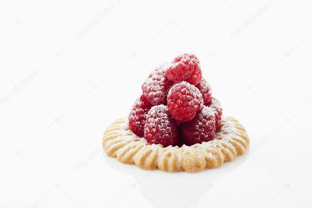 Tart with raspberries and powder sugar