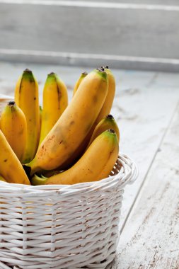 Sepet içinde taze muz