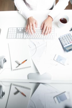 Masa başında çalışan kadın