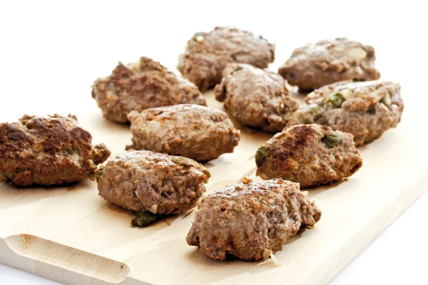 Albóndigas sobre tabla de cortar de madera — Foto de Stock