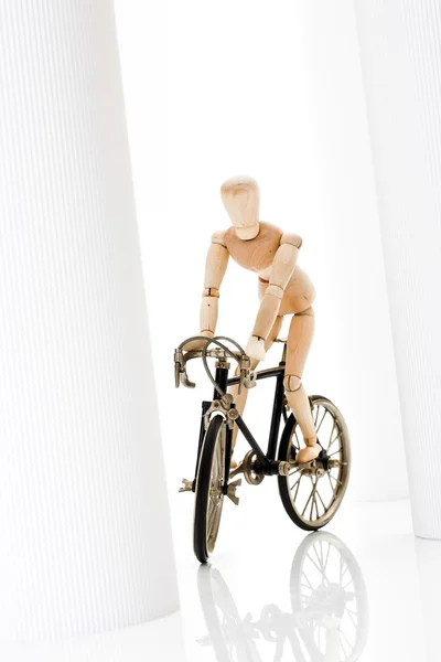 Holzfigur auf Rennrad — Stockfoto