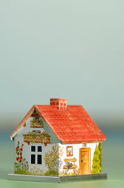 Modelo de uma casa com telhado vermelho — Fotografia de Stock