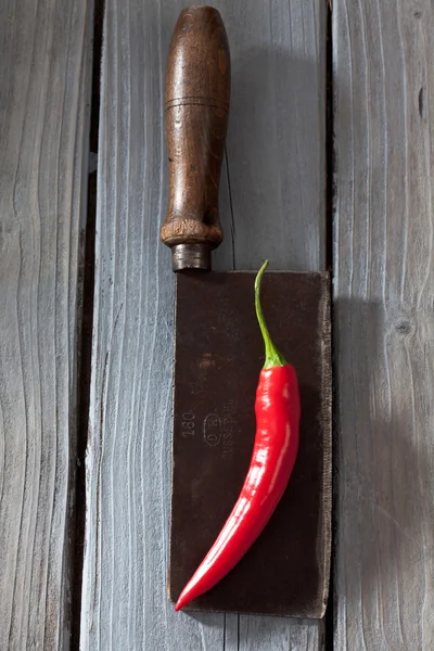 Chili paprika, a kés — Stock Fotó