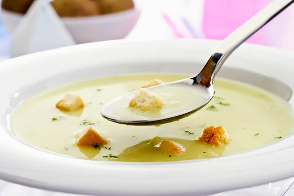 Aardappelsoep met croutons — Stockfoto