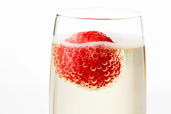 Copa de champán con fresa —  Fotos de Stock