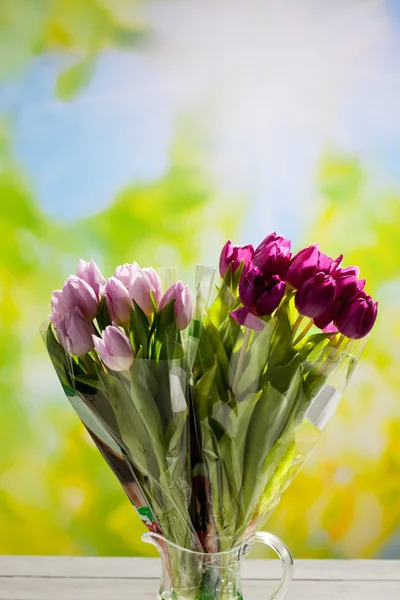 Bouquets de tulipas em um vaso — Fotografia de Stock