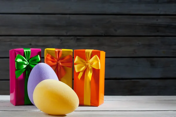 Пасхальные подарки и яйца — стоковое фото