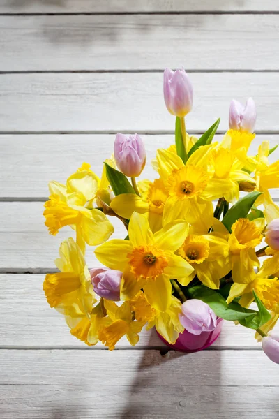 Μπουκέτο με τουλίπες και daffodils — Φωτογραφία Αρχείου
