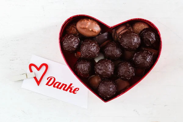 Čokoládové lanýže v misce ve tvaru srdce — Stock fotografie