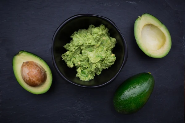 Crema de guacamole en tazón — Foto de Stock