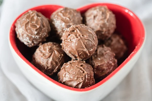Шоколадные трюфели в форме сердца — стоковое фото