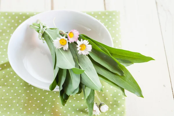 Ramson and daisies in bowl — Stock Photo, Image