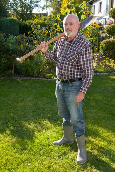 Älterer Mann steht im Garten — Stockfoto