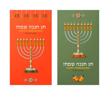 Menorah ve dreidels 'li Hanuka pankartları. Tebrik kartı. Çeviri Mutlu Hanukkah