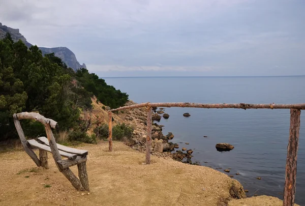 Перфектный вид на скамеечку у моря — стоковое фото