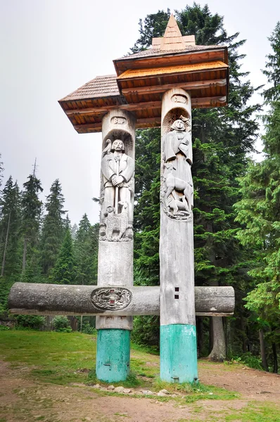 Socha muže a ženy v Karpatských horách — Stock fotografie