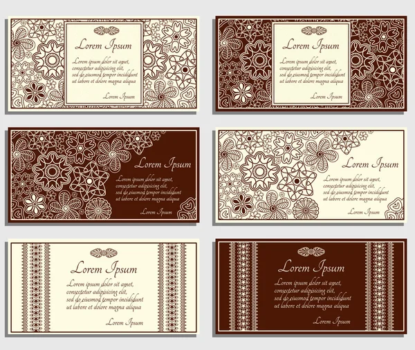 Set beigefarbener Einladungskarten mit braunen Paisley und floralen Elementen. gut für Widmungen, Feste, Jubiläen, etc. — Stockvektor