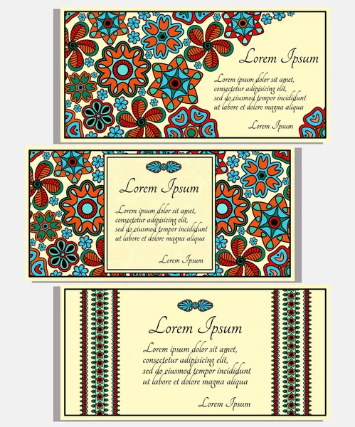 Set beiger Einladungskarten mit farbigen Paisley- und floralen Elementen. gut für Widmungen, Feste, Jubiläen, etc. — Stockvektor
